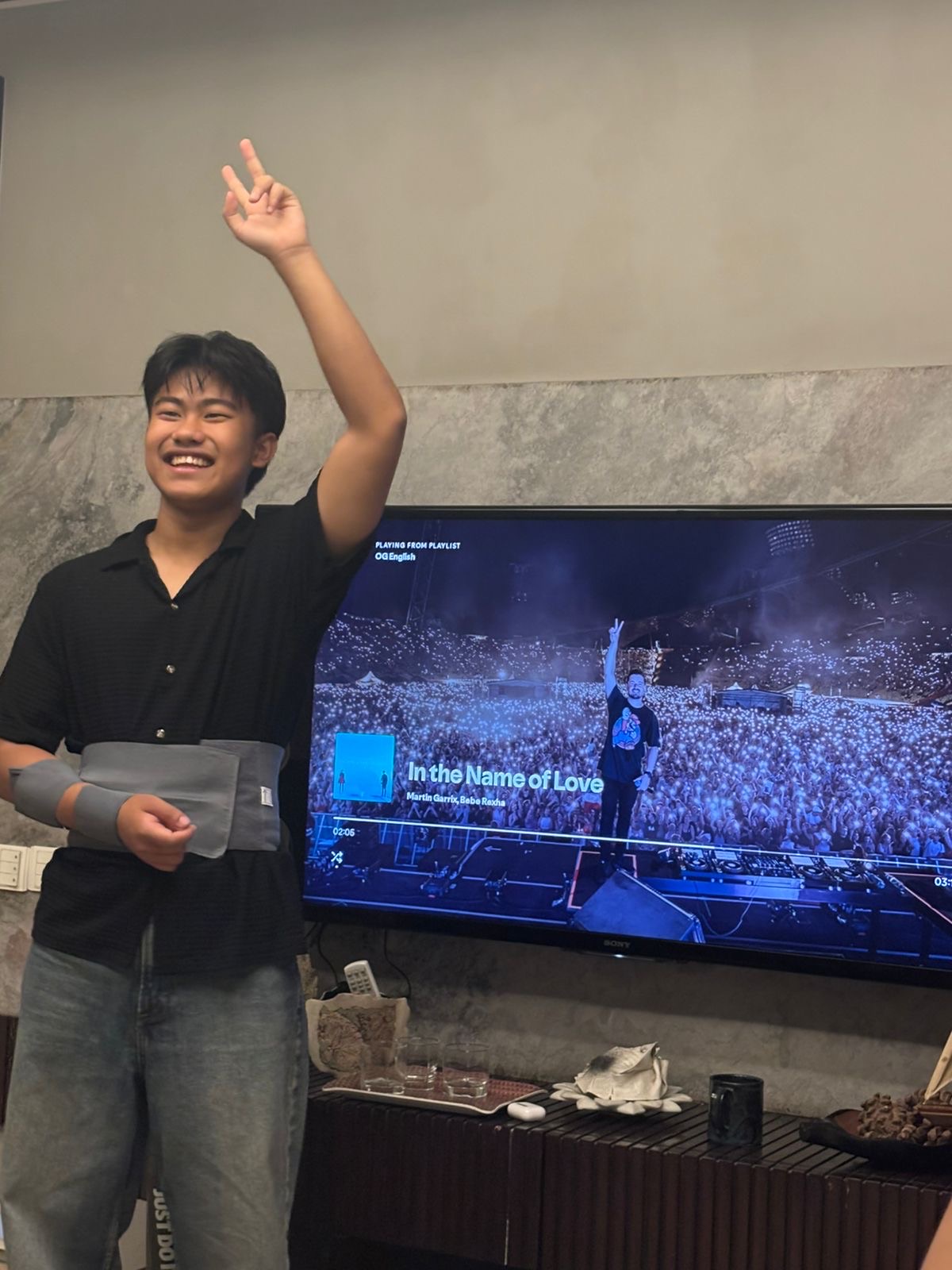 Even a broken arm cannot stop me from raving